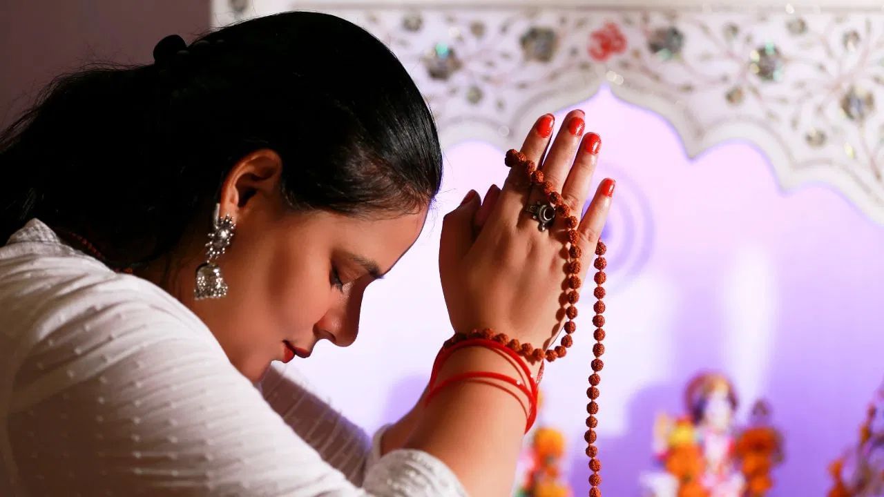 বাস্তুশাস্ত্র মতে শুকিয়ে যাওয়া ফুল কখনও বাড়িতে মন্দিরে রাখবেন না। এমনটা করলে আর্থিক ক্ষতি হয়। কেরিয়ারে সাফল্যের ক্ষেত্রেও বাধা আসে। (Pic Credit -Getty Images)