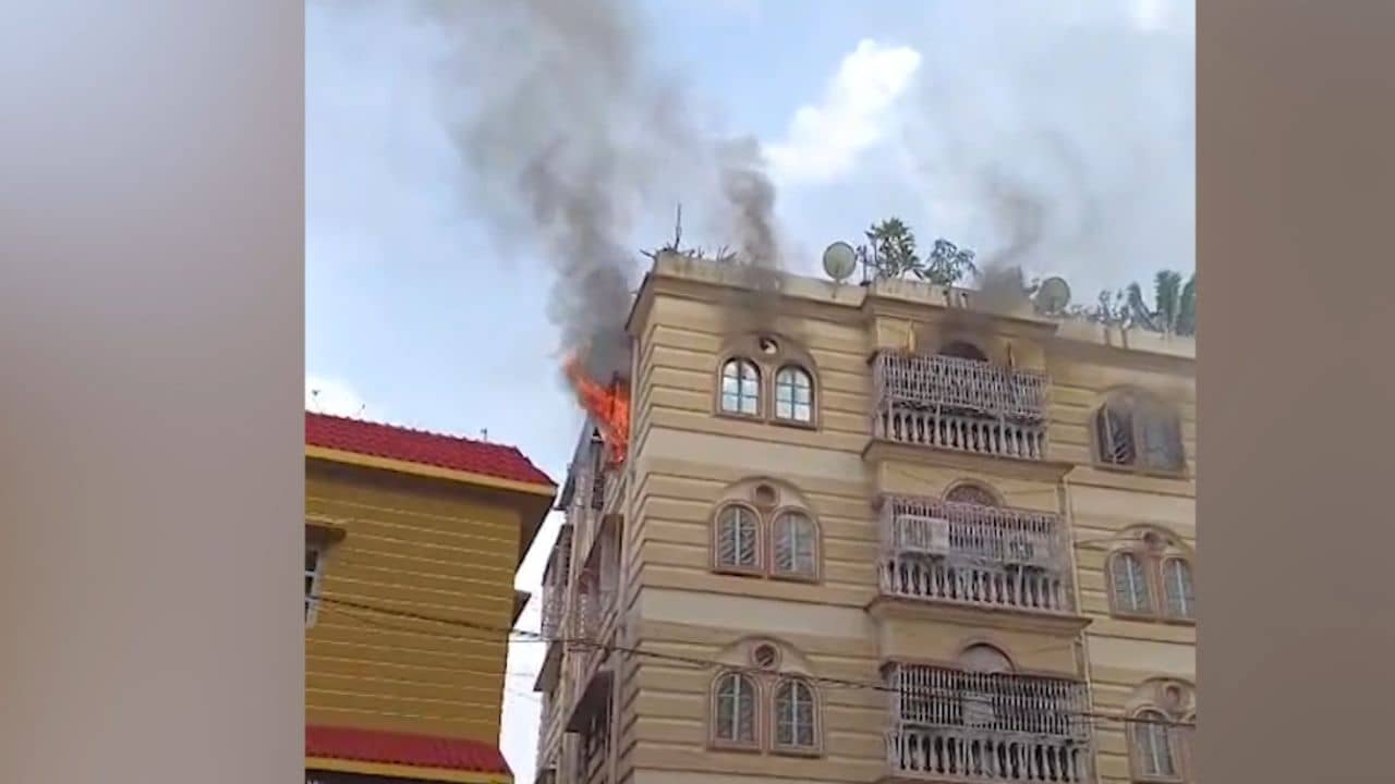 Fire: বেহালার জেমস লং সরণিতে আবাসনের ৪ তলায় আগুন, দাউ দাউ করে জ্বলছে বিল্ডিং