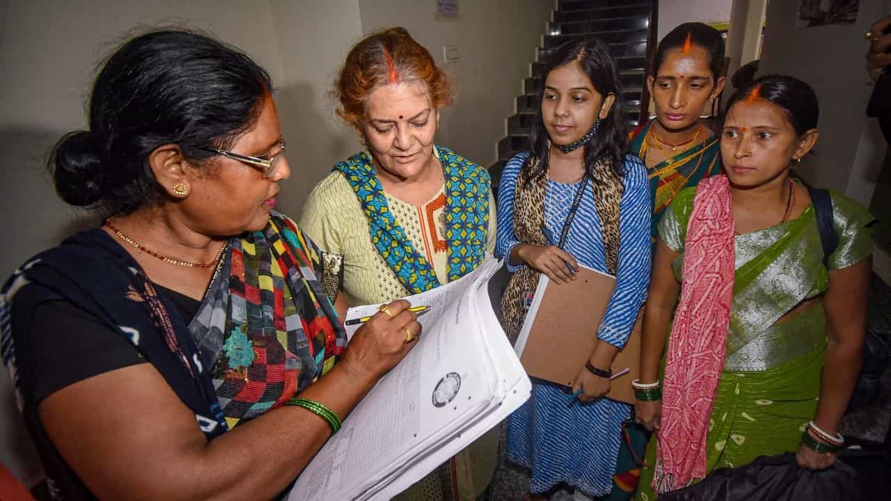 Census: কবে থেকে শুরু হচ্ছে জাতিভিত্তিক জনগণনা? খরচ জানলে মাথা ঘুরে যাবেই... Census: কবে থেকে শুরু হচ্ছে জাতিভিত্তিক জনগণনা? খরচ জানলে মাথা ঘুরে যাবেই...