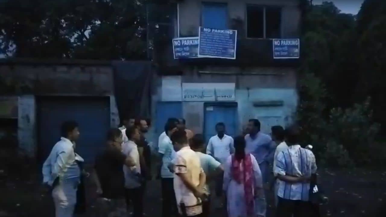 Kalna: দুর্গন্ধে টেকা যাচ্ছিল না, খোঁজ করতে গিয়েই সামনে এল...