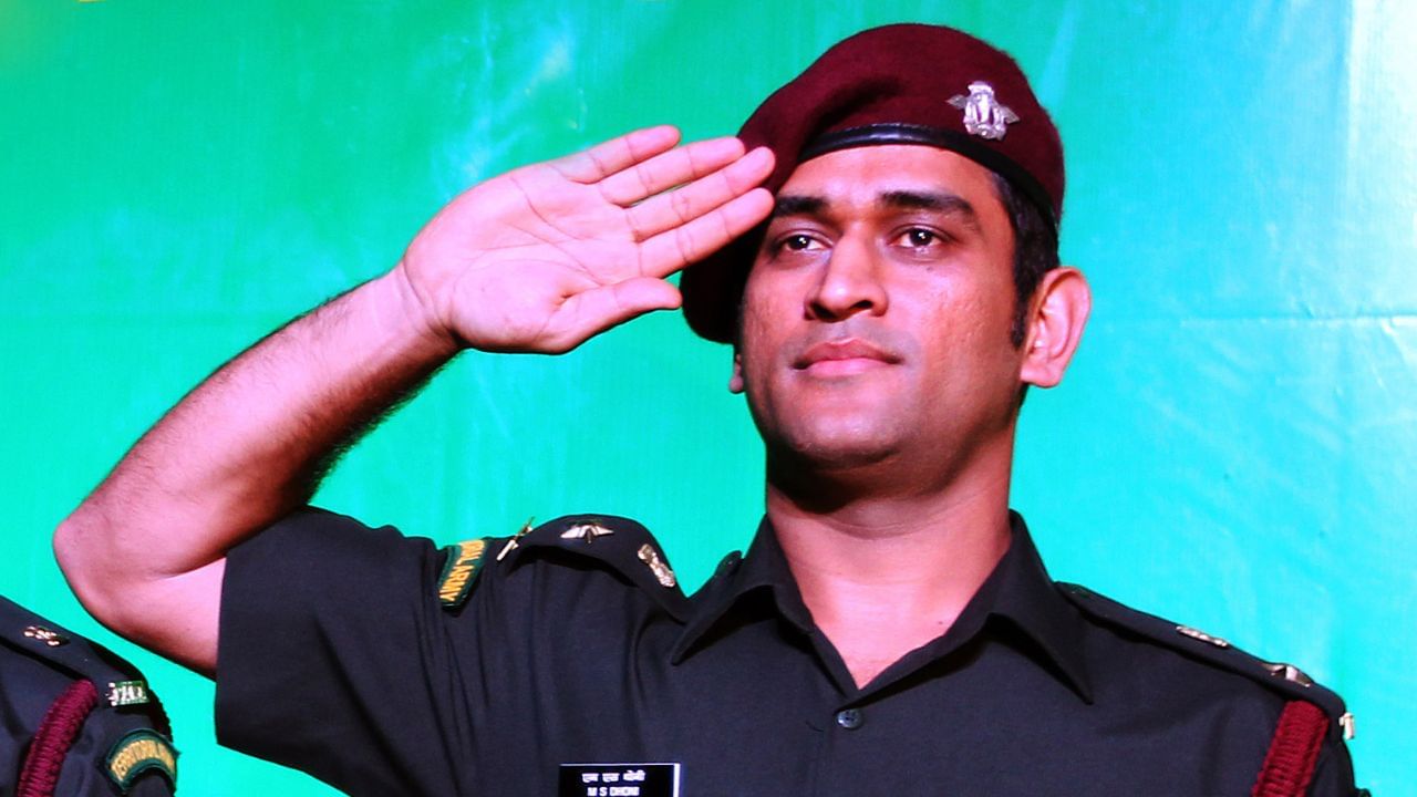 মহেন্দ্র সিং ধোনি ভারতীয় টেরিটোরিয়াল আর্মির প্যারাশুট রেজিমেন্টে সাম্মানিক লেফটেন্যান্ট কর্নেল। ক্রিকেটের পাশাপাশি সেনাবাহিনীর সঙ্গে ধোনির আত্মিক যোগ রয়েছে। (Pic- Getty Images)