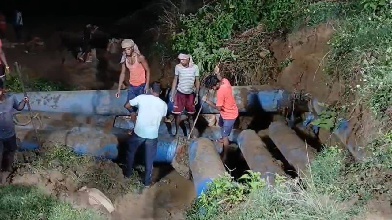Bankura: পাইপ লাইন ফেটে বিপত্তি, পানীয় জলের হাহাকার শহরে
