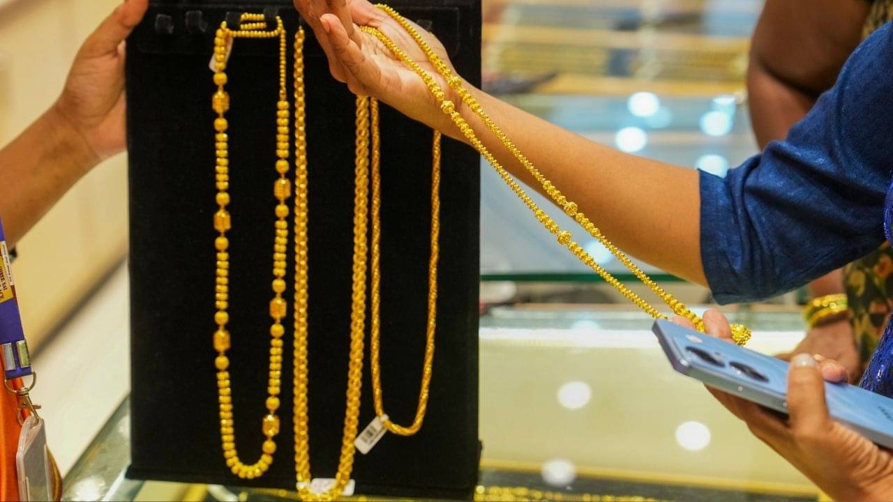 Gold Price Today: বিয়ের মরশুমে বাম্পার সেল, হু হু করে কমল সোনার দাম, এখনই সেরা সময়