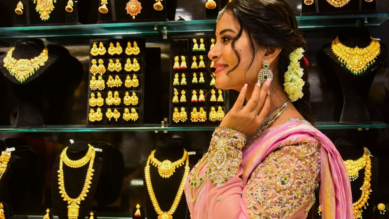 Gold Price Today: সংঘাত আবহেই সোনার দামে হয়ে গিয়েছে বিরাট পরিবর্তন, এখন দর কত? Gold Price Today: সংঘাত আবহেই সোনার দামে হয়ে গিয়েছে বিরাট পরিবর্তন, এখন দর কত?