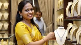লটারি লেগে গেল, একধাক্কায় ৩৫০০ টাকা সস্তা সোনা, এই সুযোগ আর মিলবে না লটারি লেগে গেল, একধাক্কায় ৩৫০০ টাকা সস্তা সোনা, এই সুযোগ আর মিলবে না