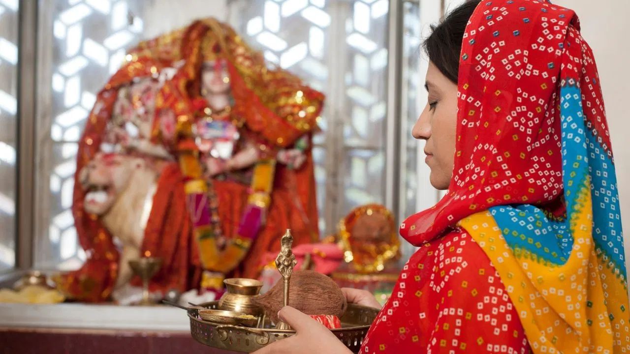 যদি বাড়ির মন্দিরের কোনও মূর্তি ভেঙে যায় বা ক্ষতিগ্রস্ত হয়, তা হলে তা অবিলম্বে সরিয়ে ফেলা উচিত। কারণ ঠাকুর ঘরে ভাঙা মূর্তি রাখা মানে পারিবারিক কলহ সৃষ্টি হয়। ঘরে উত্তেজনাপূর্ণ পরিবেশ তৈরি হতে পারে। (Pic Credit -Getty Images)