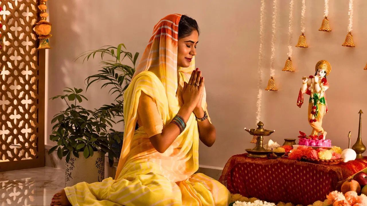 বেশিরভাগ মানুষের বাড়িতে ঈশ্বরের আরাধনার জন্য একটি আলাদা স্থান রয়েছে। যাকে পুজোর ঘর বা বাড়ির মন্দির বা বাড়ির ঠাকুরঘর বলা হয়।  (Pic Credit -Getty Images)
