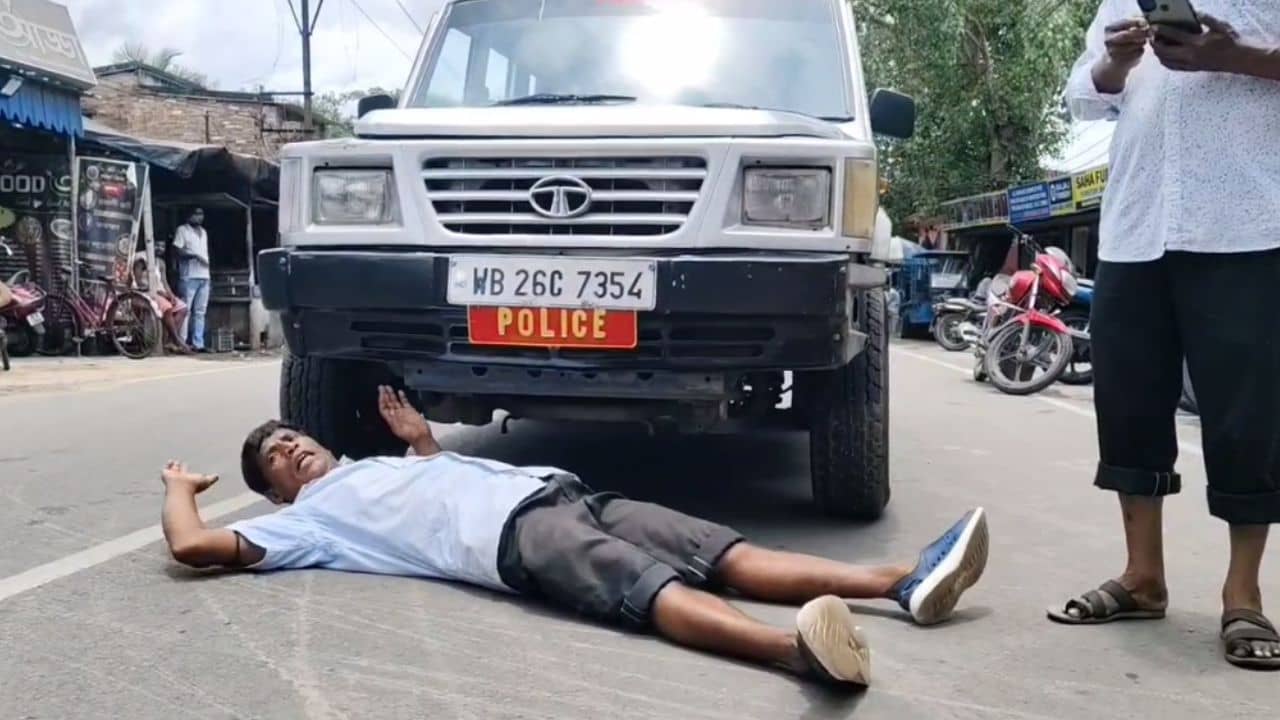 Hooghly: একটু বৃষ্টিতেই জমে জল, গাড়ির সামনে শুয়ে পড়ে বিক্ষোভ স্থানীয়দের