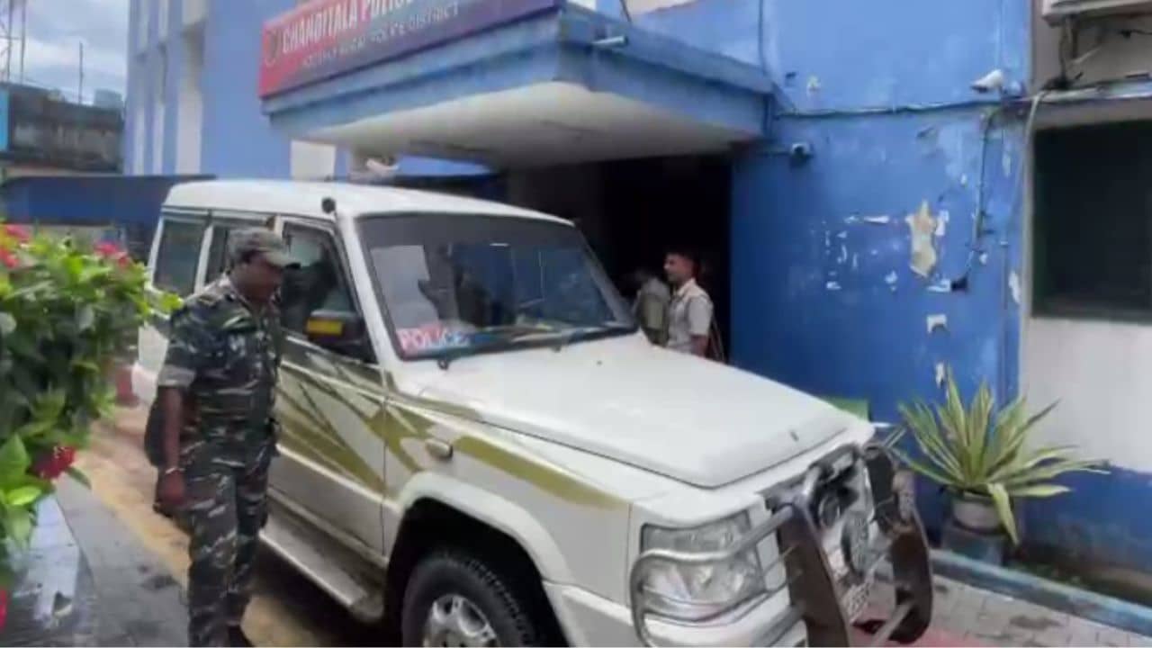 Hooghly: রমরমিয়ে চলছিল জেরক্সের দোকান, কিন্তু ভিতরে এইসব? চক্ষুচড়ক গাছ সকলের