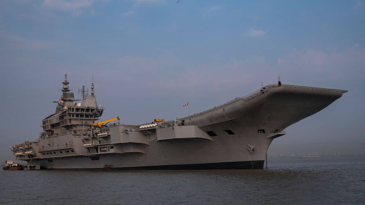 স্থলসেনা-বায়ুসেনার পর এবার নৌবাহিনী, করাচিকে জ্বালিয়ে দিল নৌসেনার রণতরী