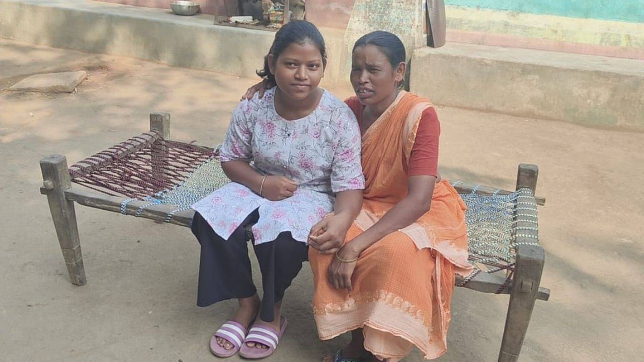 HS Exam: ছোটবেলাতেই বাবাকে হারিয়েছে, সাঁওতালি ভাষায় উচ্চ মাধ্যমিকে প্রথম মিনতি মায়ের পাশে বসে বলল, এবার সংসারের হাল ধরতেই হবে