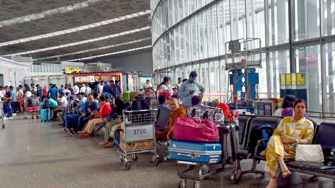 Kolkata Airport: আল্লাহ বলেছে সূর্যের আলোই ক্ষমতা বাড়বে, বিমানবন্দরে টার্মিনালের কাচ ভেঙে ঝাঁপ বাংলাদেশি যুবকের