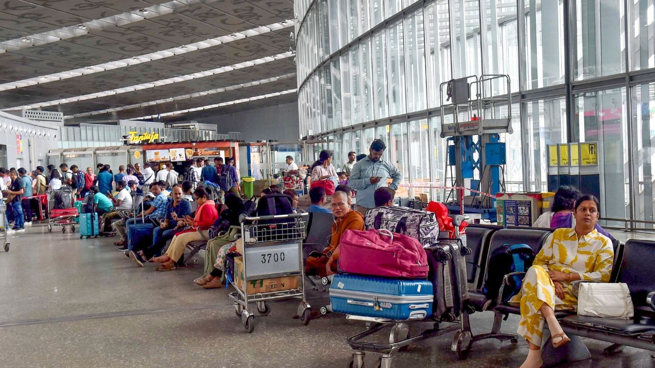 Kolkata Airport: কলকাতা বিমানবন্দরে জারি হল হাই অ্যালার্ট, বাতিল CISF জওয়ানদের ছুটি, আজই গুরুত্বপূর্ণ বৈঠক Kolkata Airport: কলকাতা বিমানবন্দরে জারি হল হাই অ্যালার্ট, বাতিল CISF জওয়ানদের ছুটি, আজই গুরুত্বপূর্ণ বৈঠক