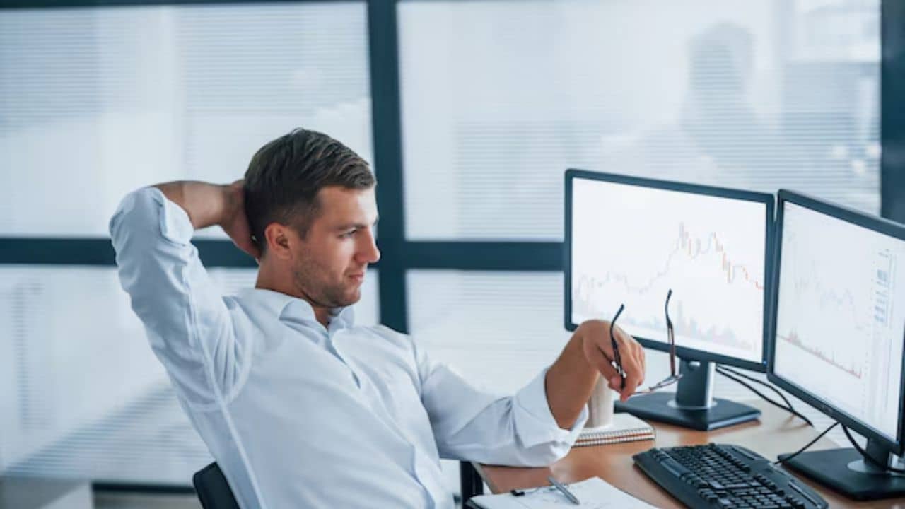 হাজার কাজ করেও অফিসে উন্নতি নেই? বাস্তু বদলে কপাল ঘোরান, রইল টিপস