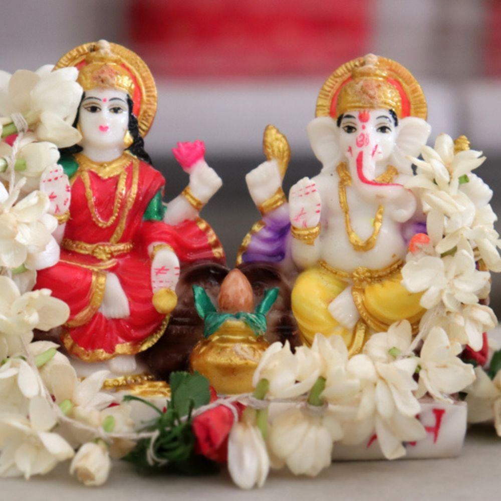 রোজ ১০৮ বার লক্ষ্মী মন্ত্র জপ করলেও ভাগ্য বদলে যায়। লক্ষ্মী মন্ত্র হল "ওম শ্রিম অখণ্ড সৌভাগ্য ধন সমৃদ্ধিয়াম দেহি দেহি নামাহ।" রোজ নিষ্ঠাভরে এই মন্ত্র জপ করলে ধন ও সম্পদ বাড়ে। সম্মান প্রাপ্তি হয়। (Pic- Getty Images)