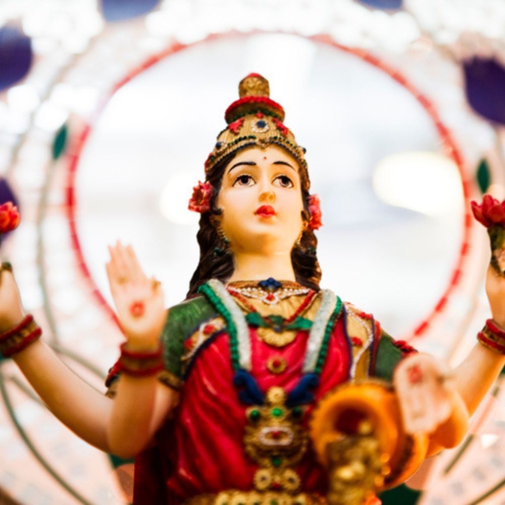 কোনও ব্যক্তি পর পর ২১ দিন লক্ষ্মী মন্ত্র পাঠ করলে সুফল বেশি পান। সেই ব্যক্তির সাংসারিক জীবন সুখ এবং শান্তিতে ভরে ওঠে। (Pic- Getty Images)
