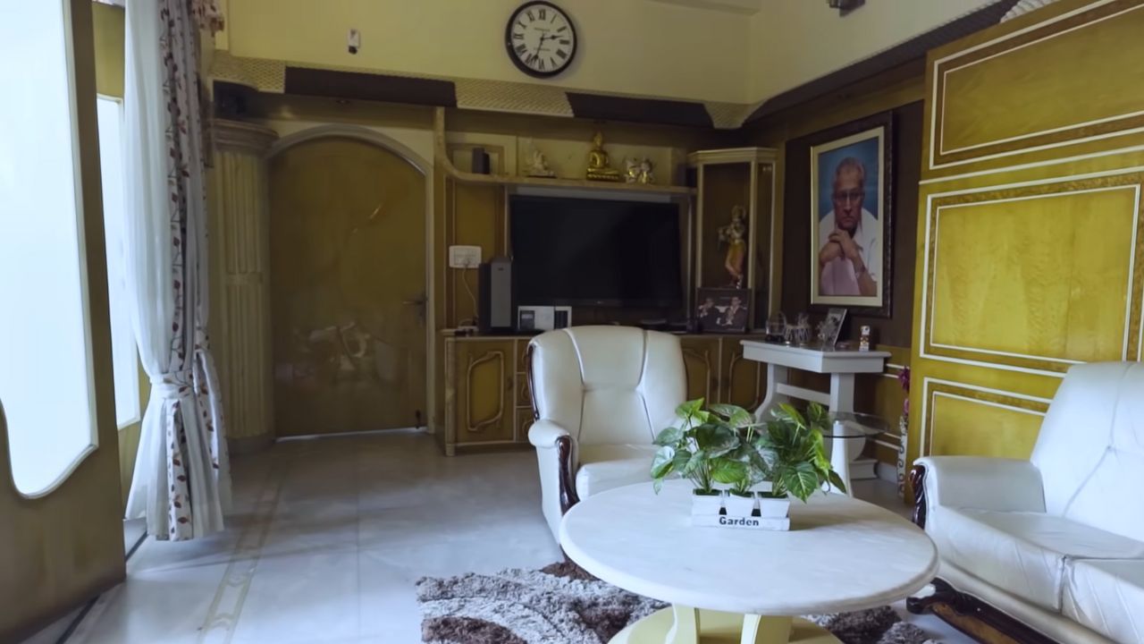 সৌরভ গঙ্গোপাধ্যায়ের বাড়ির প্রতিটি কোণায় রয়েছে এক আলাদা শোভা। লিভিং রুম থেকে শুরু করে বাড়ির ব্যালকনি — এই সকল জায়গা দেখাতে গিয়ে সৌরভ বার বার স্মৃতি মেদুর হয়েছেন। (ছবি-এশিয়ান পেইন্টস ইউটিউব চ্যানেল)