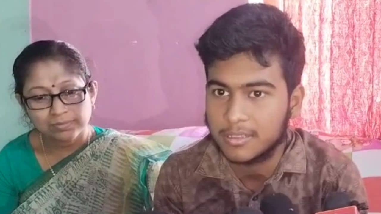 WB Madhyamik Result: সময় ধরে পড়াশোনা নয়! কোন মন্ত্রে মাধ্যমিকে সপ্তম বাবা-হারানো অঙ্কন?