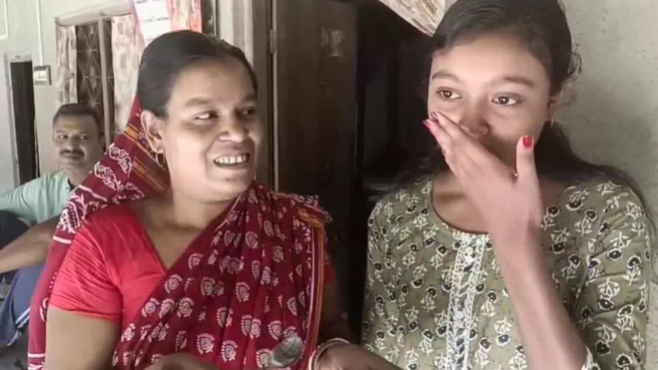 WB Madhyamik Result: দিনমজুর বাবা, অনটনের সংসারে 'নতুন ভোর' হয়ে এল রিম্পার মাধ্যমিকের নম্বর WB Madhyamik Result: দিনমজুর বাবা, অনটনের সংসারে 'নতুন ভোর' হয়ে এল রিম্পার মাধ্যমিকের নম্বর