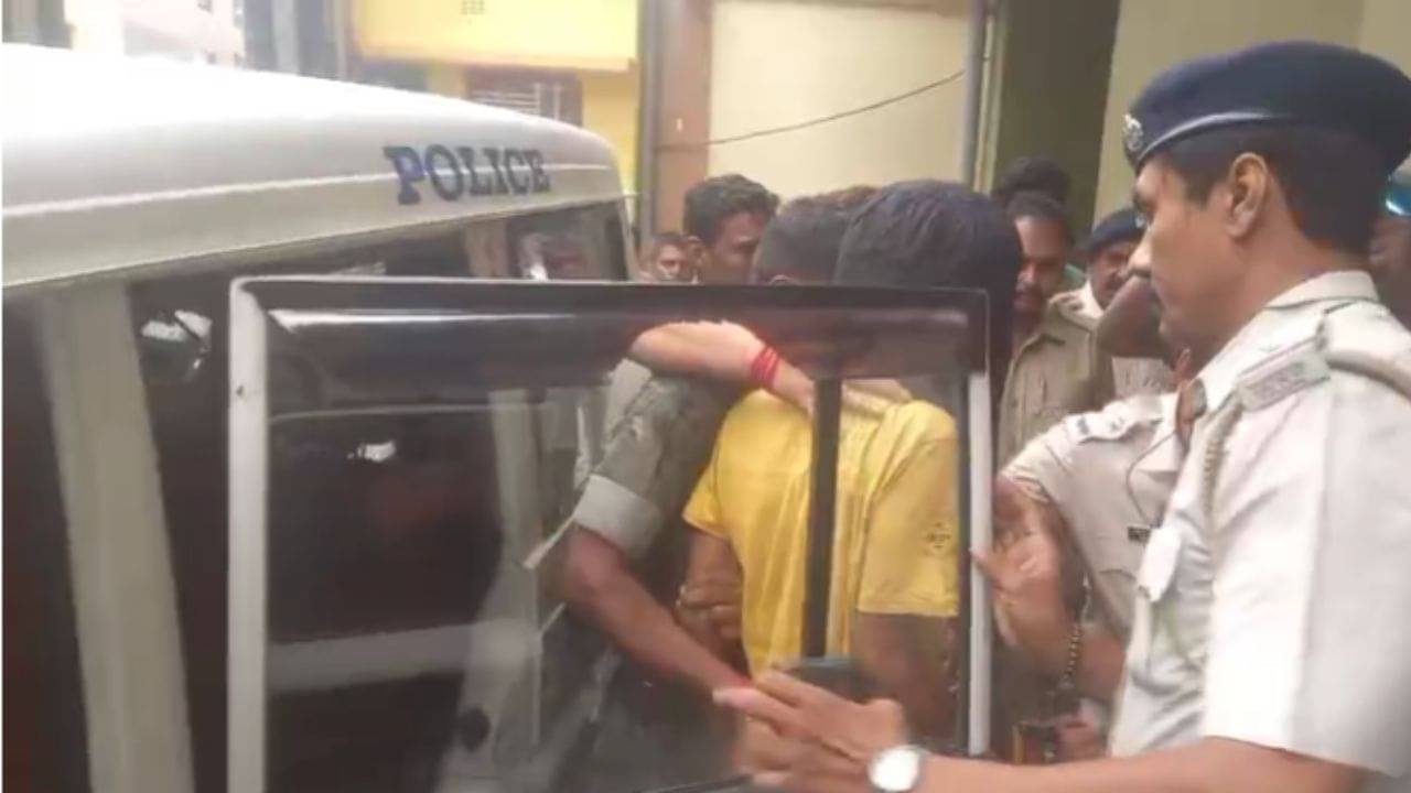 Malda: বাবা-মা-বোনকে কফিনবন্দি করে হত্যা! অভিযুক্ত ছোট ছেলেকে ফাঁসির সাজা শোনাল আদালত