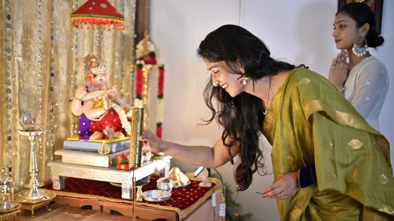 বাড়ির মন্দিরে শঙ্খ রাখা খুবই শুভ বলে মনে করা হয়। শঙ্খকে সম্পদের দেবী লক্ষ্মীর প্রতীক হিসেবে বিবেচনা করা হয়। তবে মন্দিরে একাধিক শঙ্খ না রাখাই শ্রেয়। কথিত আছে যে, একটি মন্দিরে একাধিক শঙ্খ রাখলে একজন ব্যক্তি আর্থিক সমস্যার সম্মুখীন হন। (Pic Credit -Getty Images)