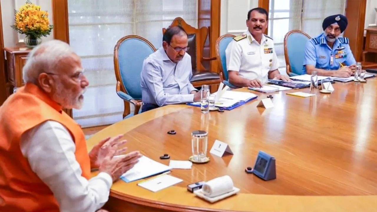 India vs Pakistan: অন্ধকারে সেনার কামাল থেকে দফায় দফায় মোদীর বৈঠক! শেষ ২৪ ঘণ্টায় কতটা কৌশল তৈরি করল ভারত?