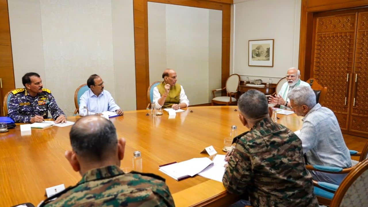 PM Modi: গুলির বদলে গোলা, সেনাকে সাফ নির্দেশ মোদীর, শনির বদলা নেবে ভারত?