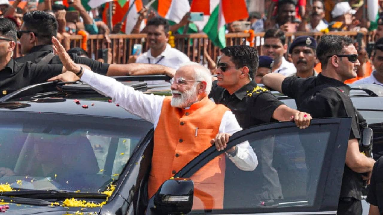 PM Modi in Vadodara: ভিড়ে ঠাসা প্রধানমন্ত্রীর রোড শোয়ে এল কর্নেল কুরেশির পরিবার, অভ্যর্থনা জানালেন মোদী