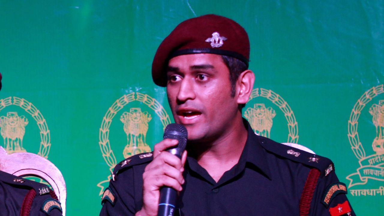 এই তথ্য প্রকাশ্যে আসার পর অনেকে দুইয়ে দুইয়ে চার করছেন, ধোনির যুদ্ধে যাওয়াকে নিয়ে। উত্তেজনার পরিস্থিতি হলেও একান্ত প্রয়োজন না পড়লে টেরিটোরিয়াল আর্মিকে ব্যাটেলফিল্ডে নামানো হয় না। (Pic- Getty Images)