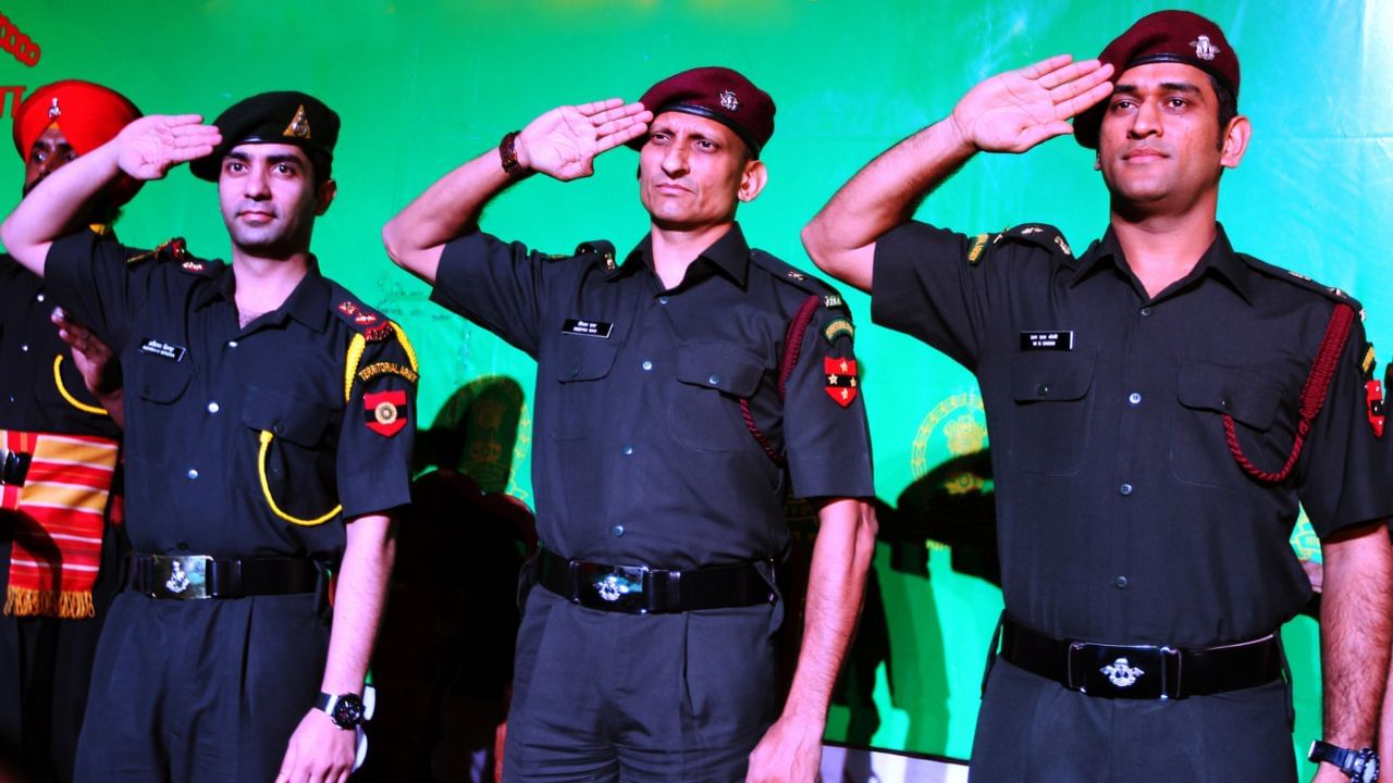 ২০১৯ সালে ধোনি টেরিটোরিয়াল আর্মির সঙ্গে গ্রাউন্ড ট্রেনিংয়ে অংশ নিয়েছিলেন। টহল দেওয়া, পাহারা দেওয়ার মতো কাজও করেছিলেন। উল্লেখ্য, অতিরিক্ত প্রয়োজন পড়লে অবশ্য টেরিটোরিয়াল আর্মি যুদ্ধক্ষেত্রে নামে। টেরিটোরিয়াল আর্মিতে সাধারণ নাগরিকরাও যোগ দিতে পারেন। (Pic- Getty Images)