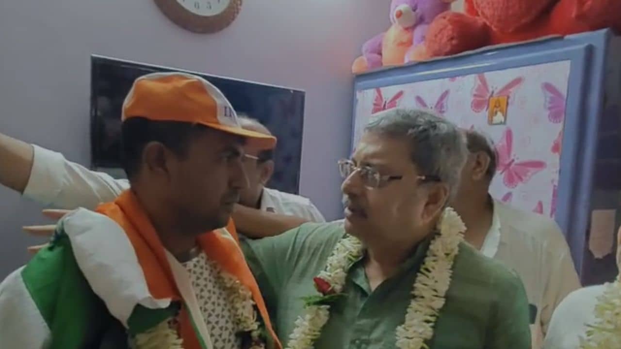 BSF Purnam Shaw: পূর্ণমের ঘর-ওয়াপসি হতেই কৃতিত্ব নয় কর্তব্যের টানে জওয়ানের বাড়ি ছুটলেন কল্যাণ