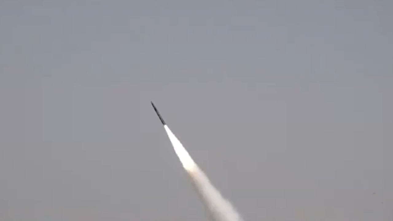 Pakistan Fires Missile: পাকিস্তানের 'ফুটো মস্তানি'! যখন-তখন ছুড়ে দিচ্ছে 'শূন্য' মিসাইল Pakistan Fires Missile: পাকিস্তানের 'ফুটো মস্তানি'! যখন-তখন ছুড়ে দিচ্ছে 'শূন্য' মিসাইল