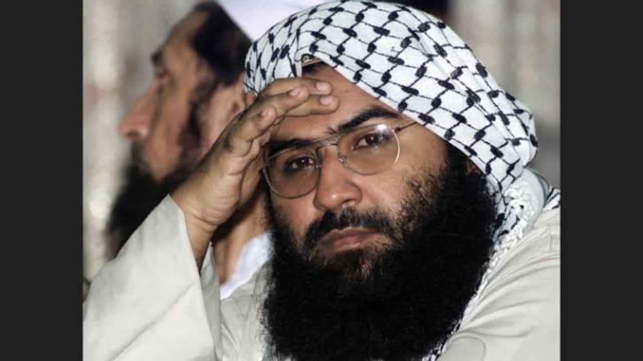 Masood Azhar: শেষ পুলওয়ামা হামলার মূল চক্রী মাসুদ? তাঁর মাদ্রাসায় 'পরপর বোমা' পড়তে দেখল প্রতিবেশী যুবক Masood Azhar: শেষ পুলওয়ামা হামলার মূল চক্রী মাসুদ? তাঁর মাদ্রাসায় 'পরপর বোমা' পড়তে দেখল প্রতিবেশী যুবক