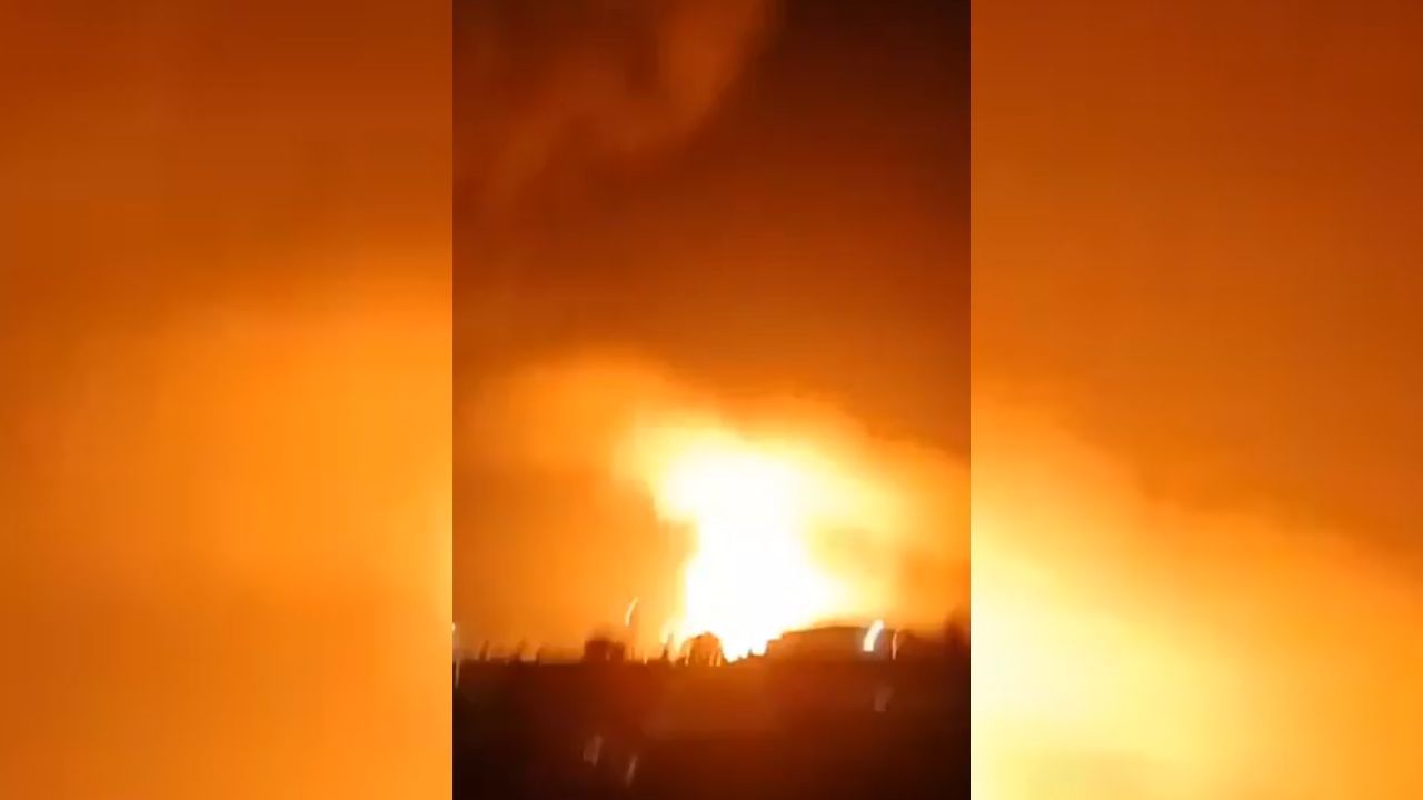 India Pakistan War Live: পরপর বিস্ফোরণ, মাঝরাতে কেঁপে উঠল পাকিস্তানের বায়ুসেনা ঘাঁটি India Pakistan War Live: পরপর বিস্ফোরণ, মাঝরাতে কেঁপে উঠল পাকিস্তানের বায়ুসেনা ঘাঁটি