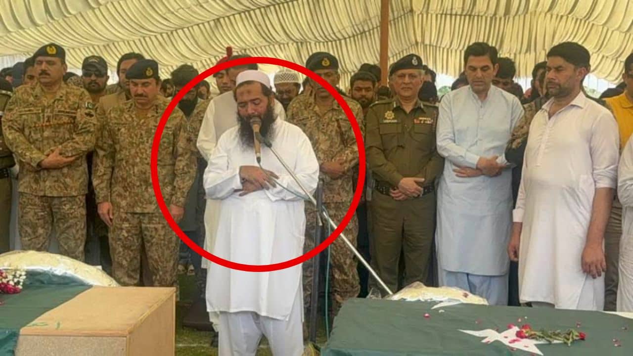 India Pakistan Tensions: জঙ্গিদের শেষকৃত্যে পাক সেনাকর্তাদের পাশে দাঁড়িয়ে ওটা কে? শাক দিয়ে মাছ ঢাকছে না তো পাকিস্তান?