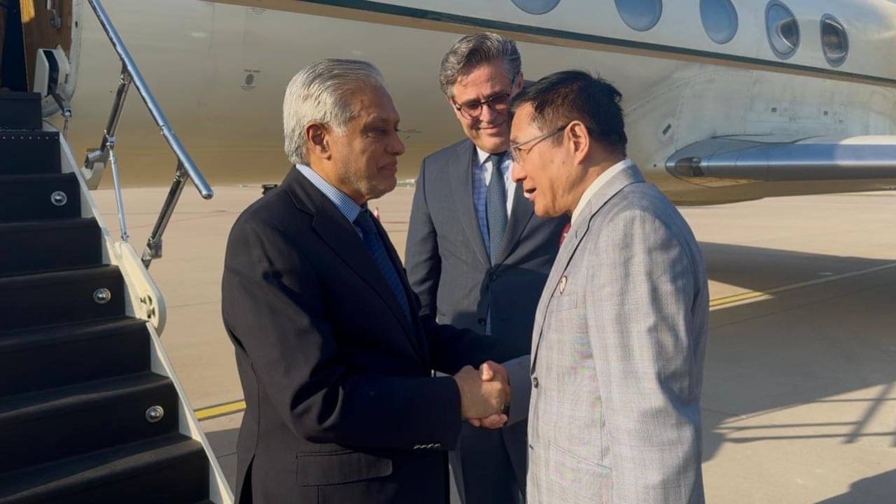 Pakistan: প্রেম যেন কমে না! একটু বিরতি পেতেই চিন গেল পাক বিদেশমন্ত্রী, কী আলোচনা চলছে সেখানে?