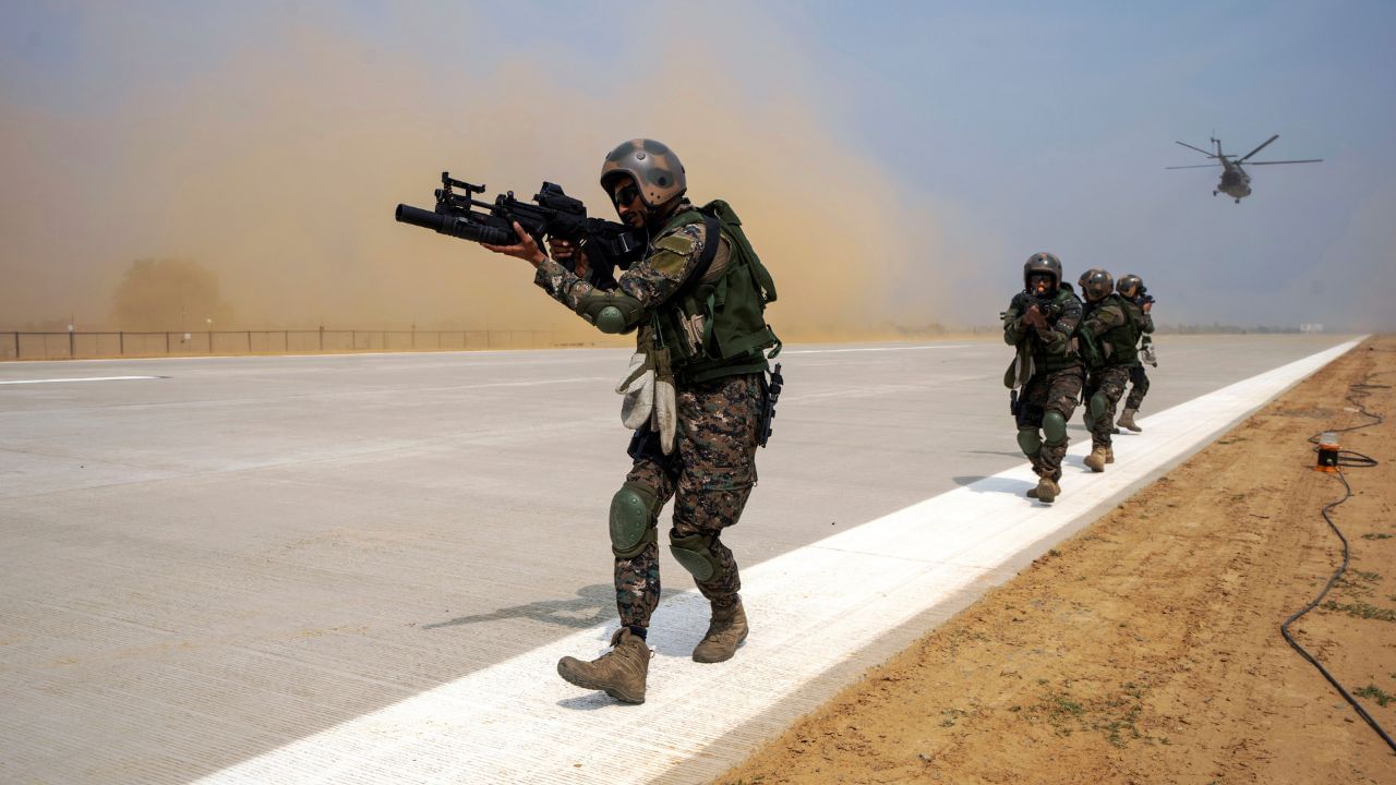 Pakistan: যুদ্ধ লাগলে ভারতের সঙ্গে কতদিন লড়তে পারবে পাকিস্তান? Pakistan: যুদ্ধ লাগলে ভারতের সঙ্গে কতদিন লড়তে পারবে পাকিস্তান?