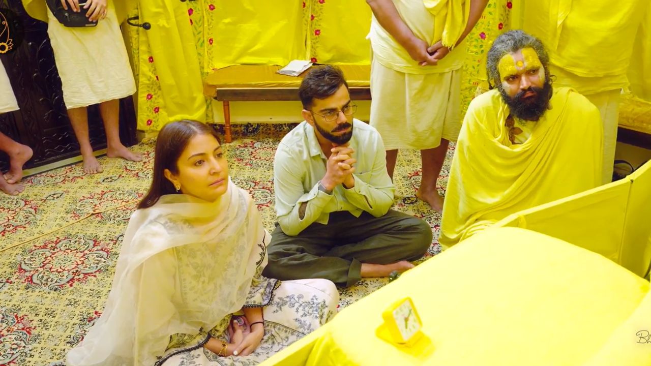 সোমবার অর্থাৎ ১২ মে টেস্ট ক্রিকেট থেকে অবসর ঘোষণার পর বিরাট কোহলিকে দেখা গিয়েছিল মুম্বই বিমানবন্দরে। সঙ্গে ছিলেন স্ত্রী অনুষ্কা শর্মাও। (ছবি- Bhajan Marg X)