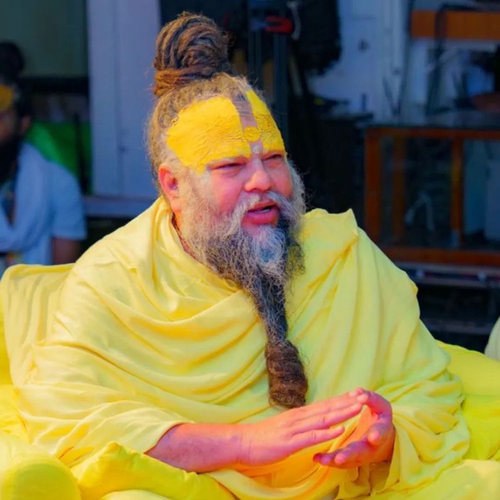 বৃন্দাবনের জনপ্রিয় আধ্যাত্মিক গুরু প্রেমানন্দ মহারাজের কাছে রোজ ভিড় করেন তাঁর হাজার হাজার ভক্ত। নিজের আশ্রমে তিনি সকলের সমস্যার কথা শোনেন। তিনি চেষ্টা করেন, তাঁর কাছে যে যা সমস্যা নিয়ে আসেন, তাঁদের সেই সমস্যা থেকে রেহাই পাওয়ার উপায় বলে দেওয়ার।