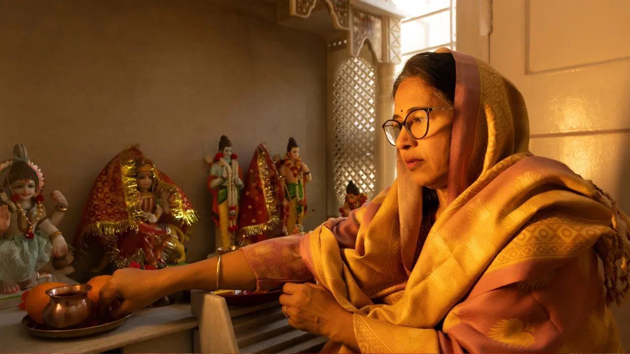 বাস্তুশাস্ত্র বলছে, বাড়ির ঠাকুর ঘরে বেশ কিছু জিনিস রাখতে নেই। তা হলে যে কোনও ব্যক্তির জীবনে ধেয়ে আসতে পারে অমঙ্গল। এক ঝলকে দেখে নিন সেই জিনিসগুলি কী কী। (Pic Credit -Getty Images)