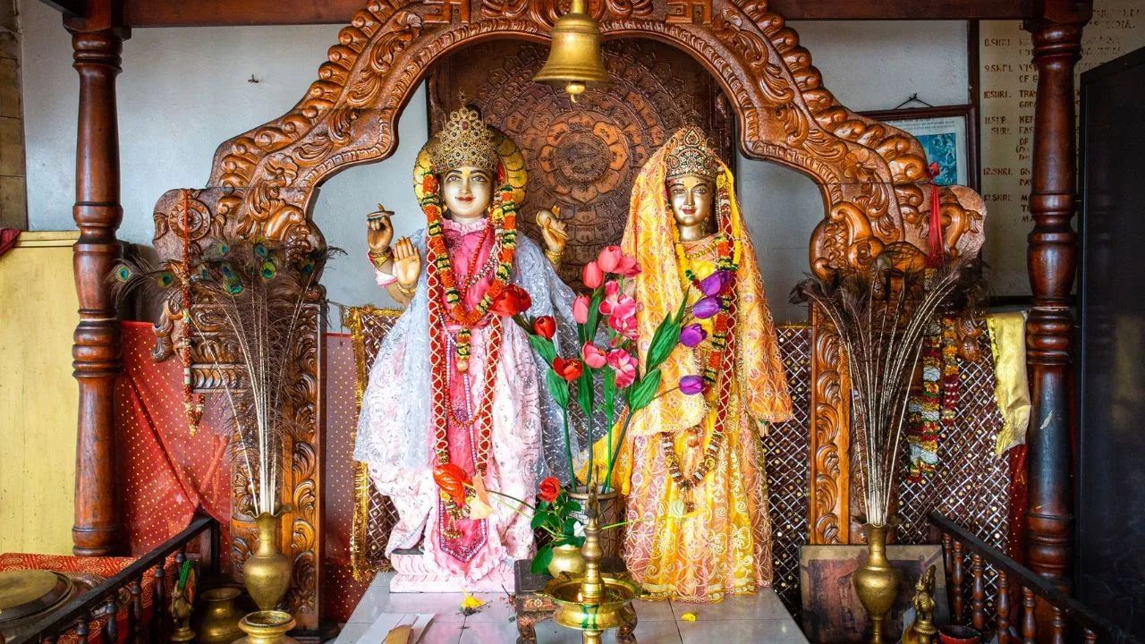 অনেকের বাড়ির ঠাকুর ঘরে বা সিংহাসনে দেখা যায় একই দেবতার একাধিক ছবি বা মূর্তি। বাস্তুশাস্ত্র বলছে, ঠাকুর ঘরে একই দেবতার একাধিক মূর্তি থাকলে ঘরে বাস্তু দোষ তৈরি হয়। (Pic Credit -Getty Images)