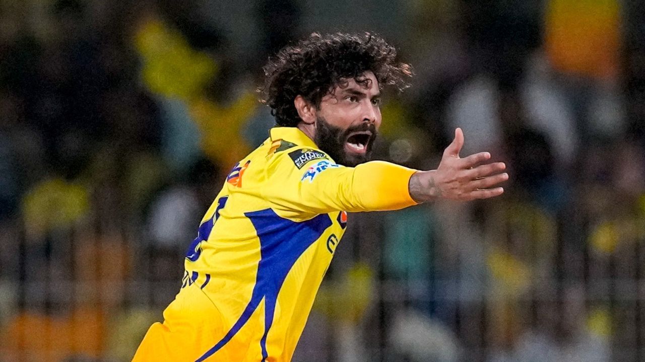 ১৮তম আইপিএলে বুধবার ইডেন গার্ডেন্সে কীর্তি গড়েছেন চেন্নাই সুপার কিংসের তারকা অলরাউন্ডার রবীন্দ্র জাডেজা। সেই সুবাদে ছাপিয়ে গিয়েছেন সিএসকের প্রাক্তনী ডোয়েন ব্র্যাভোকে।
