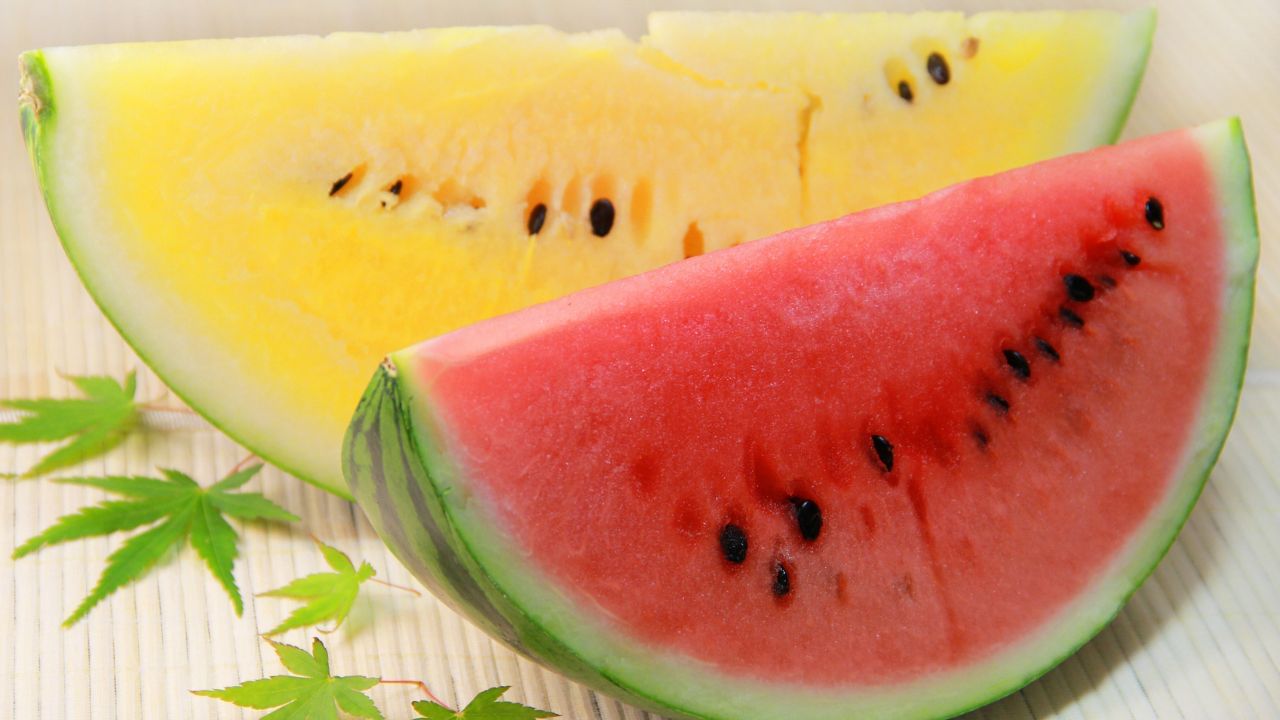 গ্রীষ্মকালে শরীর হাইড্রেটের রাখার জন্য চিকিৎসকরা রসালো ও জল বেশি থাকা ফল খাওয়ার পরামর্শ দেন। তেমন এক ফল তরমুজ। (Pic Credit- Getty Images)
