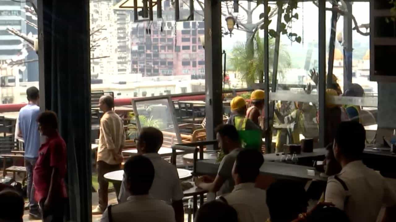 rooftop restaurant kolkata: শুরু হল ভাঙাভাঙি, পার্কস্ট্রিটের রেস্তোরাঁয় হানা পুরসভার কর্মীদের, সব রুফটপ তাহলে বন্ধ হয়েই যাচ্ছে! rooftop restaurant kolkata: শুরু হল ভাঙাভাঙি, পার্কস্ট্রিটের রেস্তোরাঁয় হানা পুরসভার কর্মীদের, সব রুফটপ তাহলে বন্ধ হয়েই যাচ্ছে!