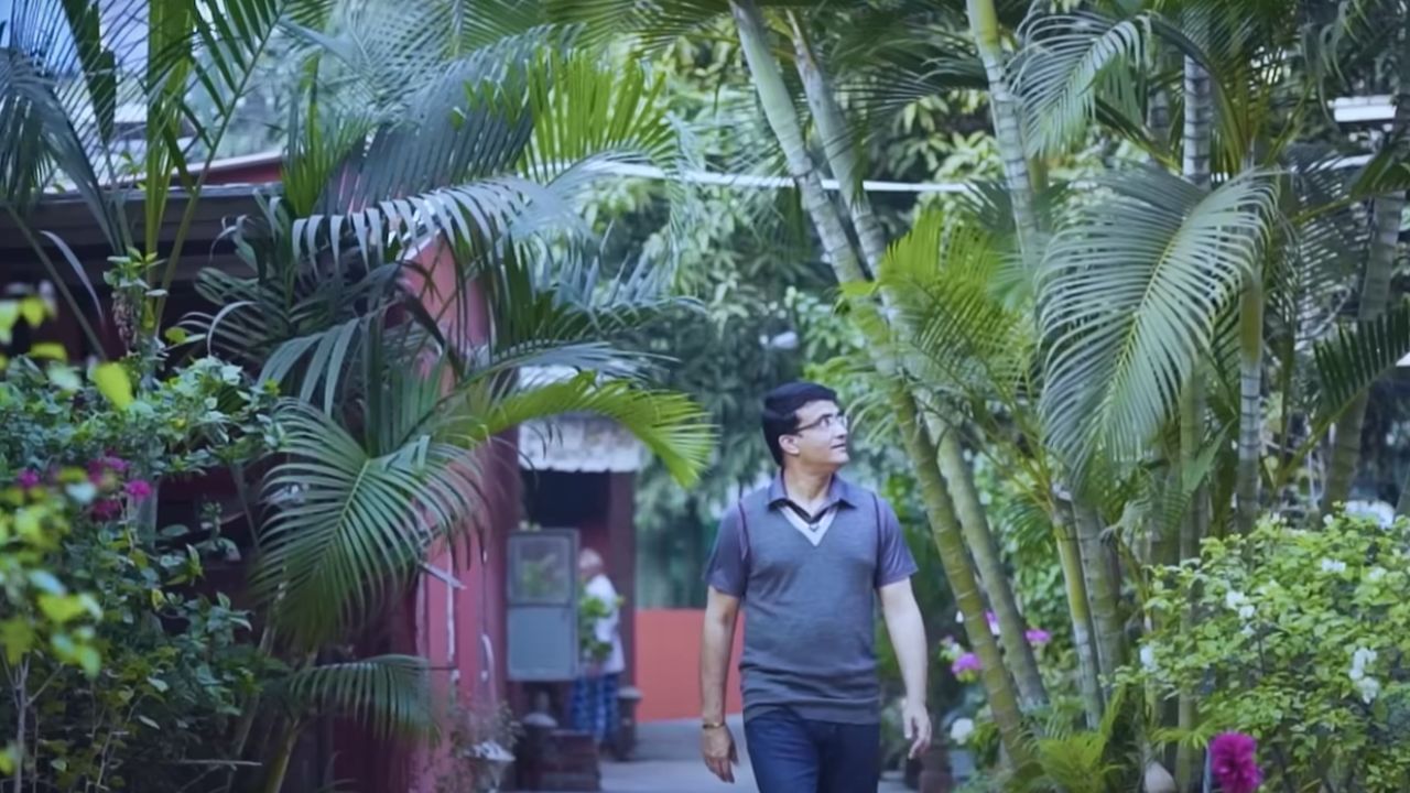 কলকাতার বেহালায় সৌরভ গঙ্গোপাধ্যায়ের পৈতৃক বাড়ি। সেই বাড়ির সঙ্গে মহারাজের বিশেষ বন্ধন রয়েছে। হাজারো স্মৃতি জড়িয়ে রয়েছে। আর রয়েছে ভরপুর নস্টালজিয়া। (ছবি-এশিয়ান পেইন্টস ইউটিউব চ্যানেল)