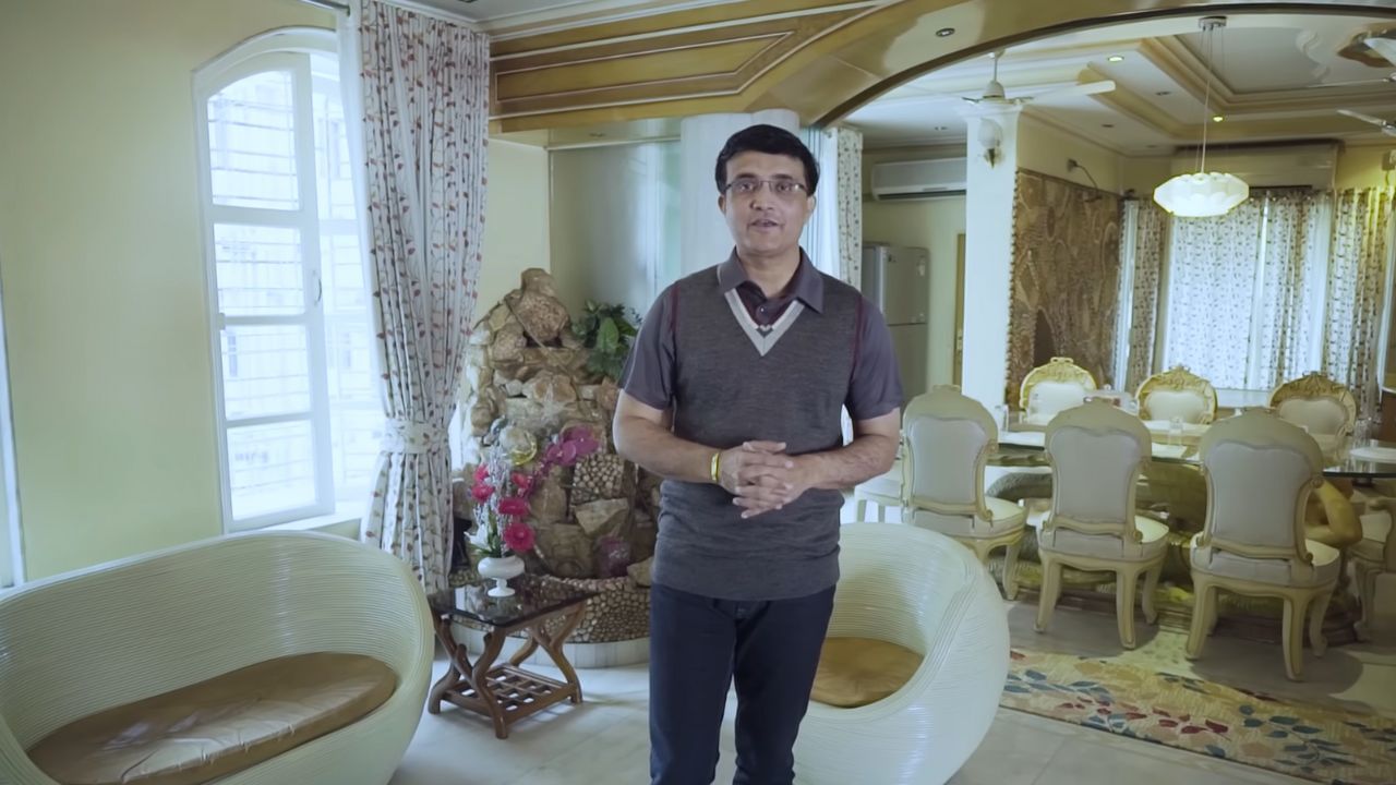 এশিয়ান পেইন্টসের এক ভিডিয়োতে মহারাজ নিজের স্বপ্নের রাজমহলের আনাচ-কানাচ ঘুরিয়ে দেখিয়েছেন। (ছবি-এশিয়ান পেইন্টস ইউটিউব চ্যানেল)