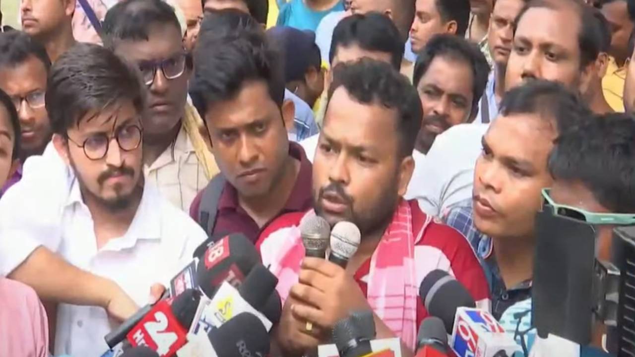 Sacked Teacher Protest: বিরোধী দলনেতাকে আমাদের অনুরোধ..., বিক্ষোভের মাঝেই বড় বার্তা চাকরিহারাদের