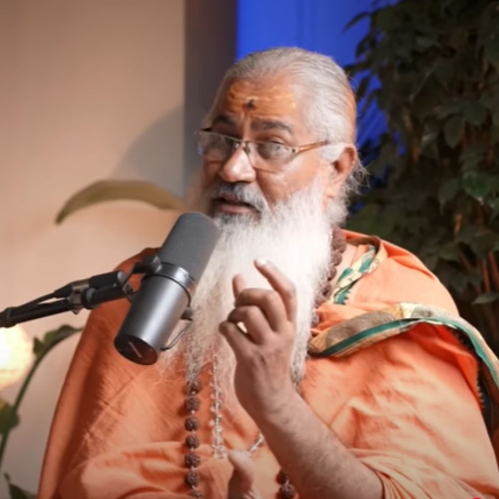 স্বামী যোগেশ্বরানন্দ গিরির কথায়, ঋষি অরবিন্দ, স্বামী বিবেকানন্দ, আব্দুল কালাম যিনি আমাদের প্রেসিডেন্ট ছিলেন, তাঁরাও এ কথা বলে গিয়েছিলেন যে, ভারতের স্বর্ণযুগ আসছে। এ বার কেউ যদি কিছু দেখতে না চান, চোখ বন্ধ করে রাখেন, তা হলে কিছু করার নেই।