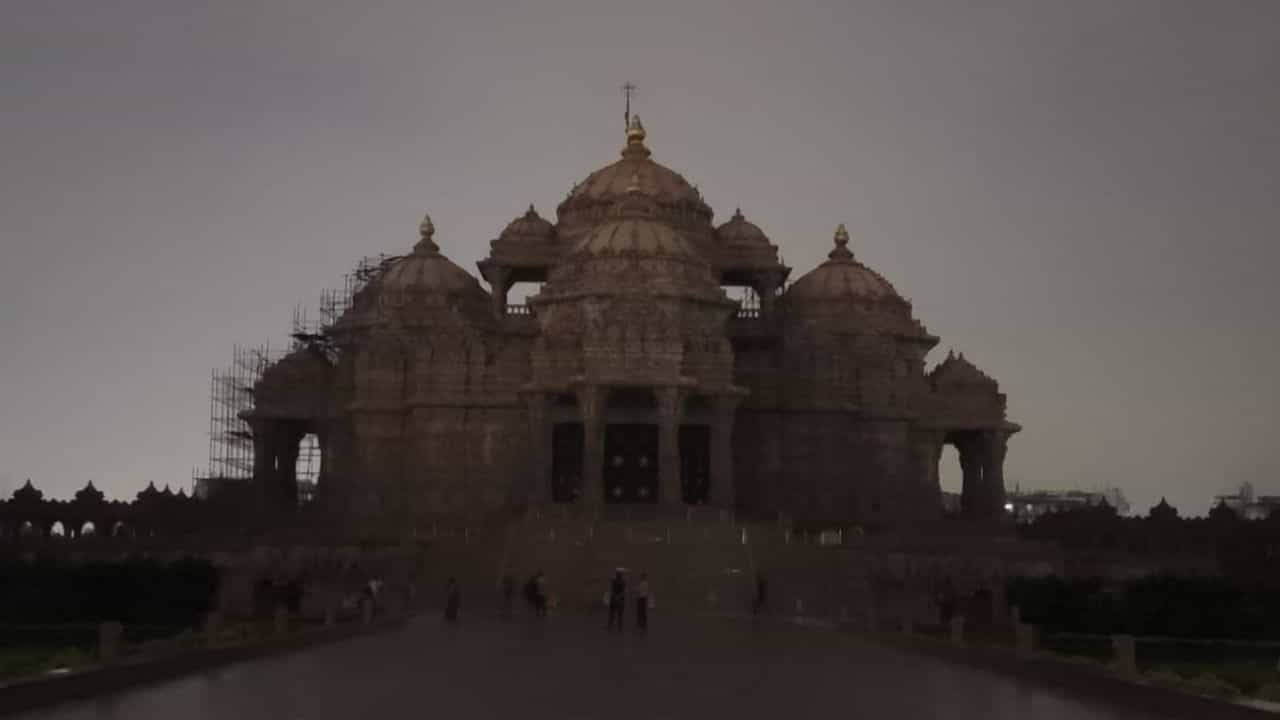 Akshardham: হঠাৎ 'ব্ল্যাকআউট', দুম করে নিভে গেল অক্ষরধাম মন্দিরের সব আলো Akshardham: হঠাৎ 'ব্ল্যাকআউট', দুম করে নিভে গেল অক্ষরধাম মন্দিরের সব আলো