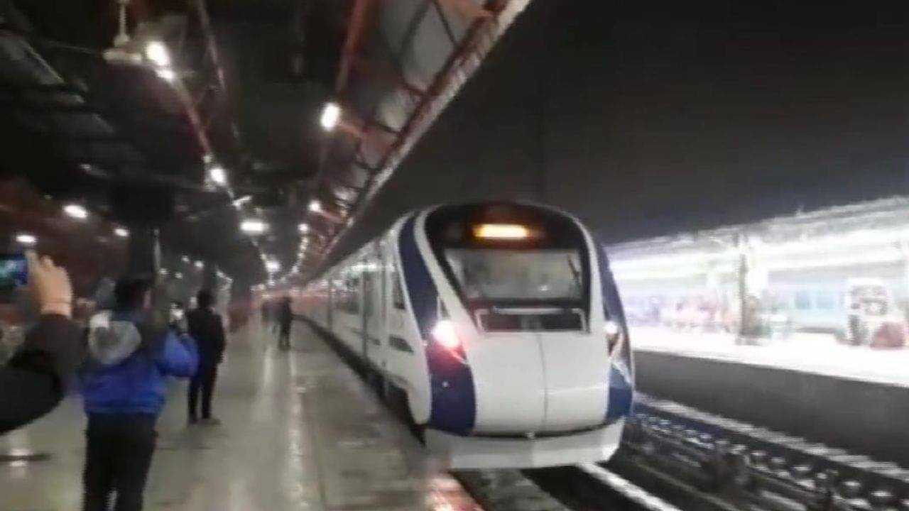 Railways: ট্রেনের সঙ্গে ছবি তোলেন? সাবধান হয়ে যান, ধরা পড়লেই চরম শাস্তি